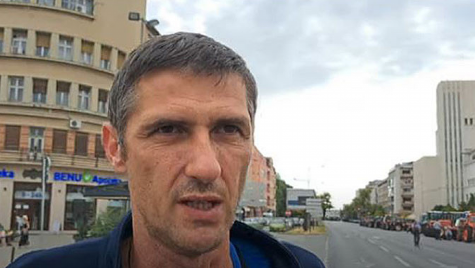 SAMOZVANI LIDER POLJOPRIVREDNIKA MILETA SLANKAMENAC OPET PROTESTUJE “NA DALJINU”
