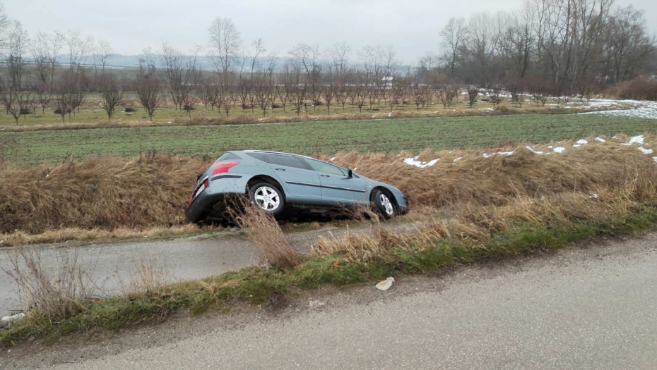 POKUŠAO DA IZBEGNE UDES PA SE SURVAO U KANAL Saobraćajka kod Smedereva: Vozač ispao kroz šoferšajbnu
