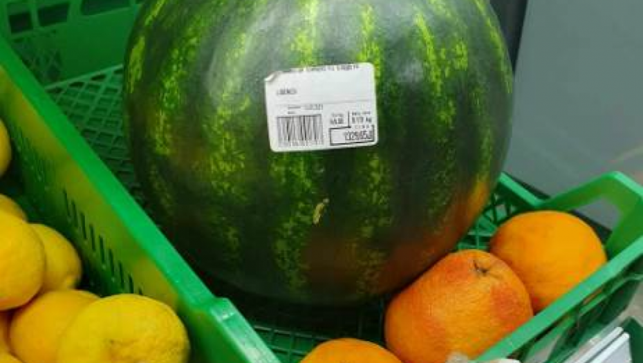 SLIKA LUBENICE IZ MARKETA PREPLAVILA MREŽE Srbi šokirani, "možete li zamisliti osobu koja će ovo da kupi"