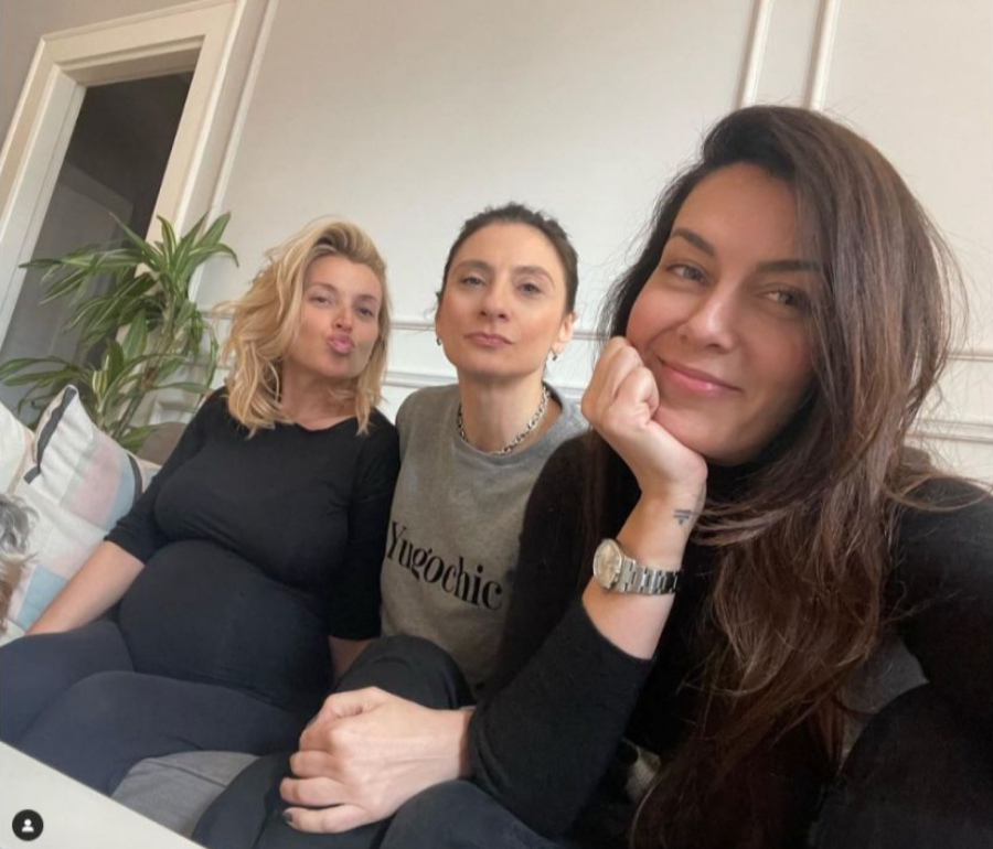 EVO SA KIM JE USLIKANA ANĐELKA PRPIĆ Glumica broji sitno do porođaja, sada otkriveno i ko je uz nju!