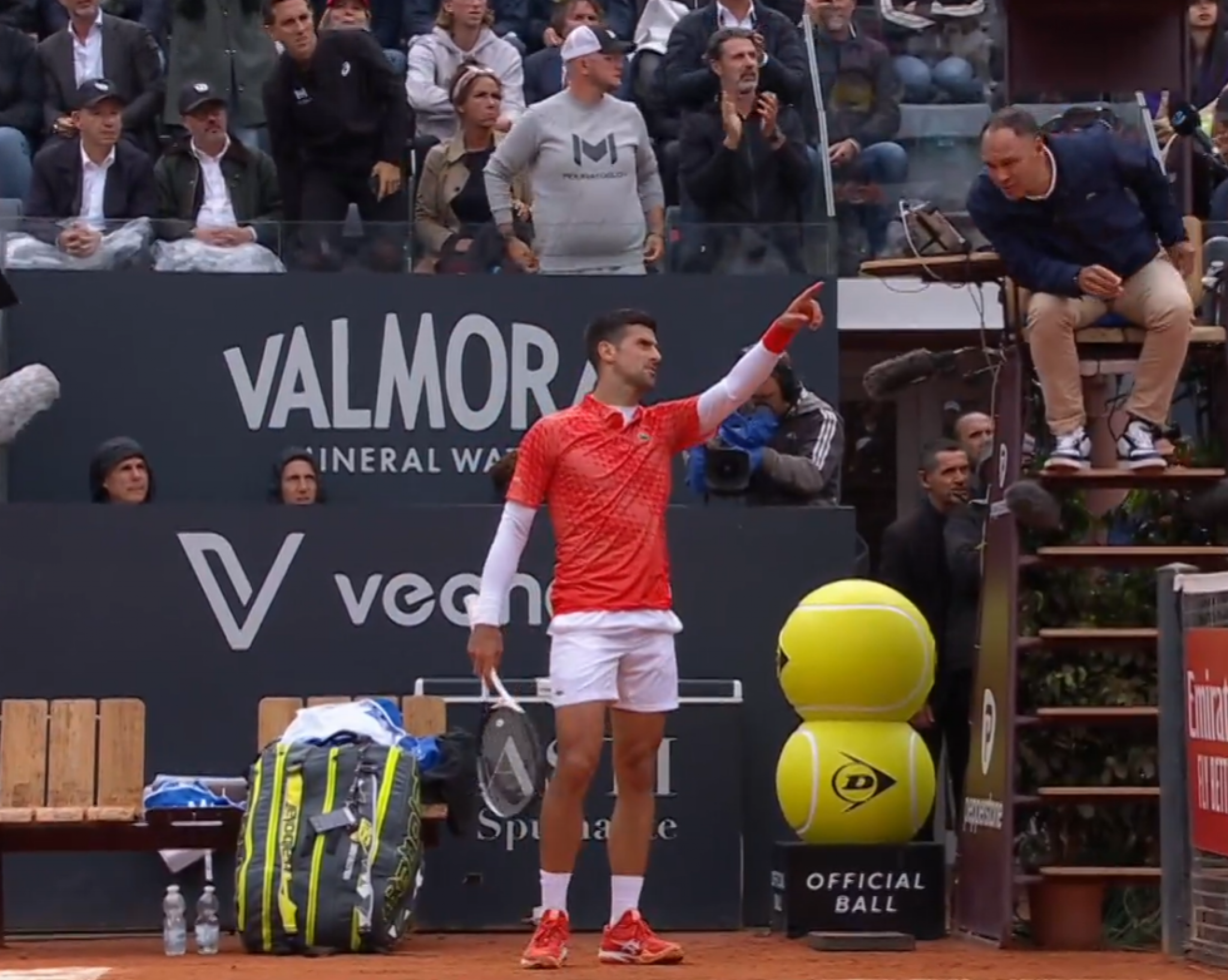 NOVAK SE BAŠ NALJUTIO Đoković tražio od sudije da izbaci navijače sa tribina (FOTO)