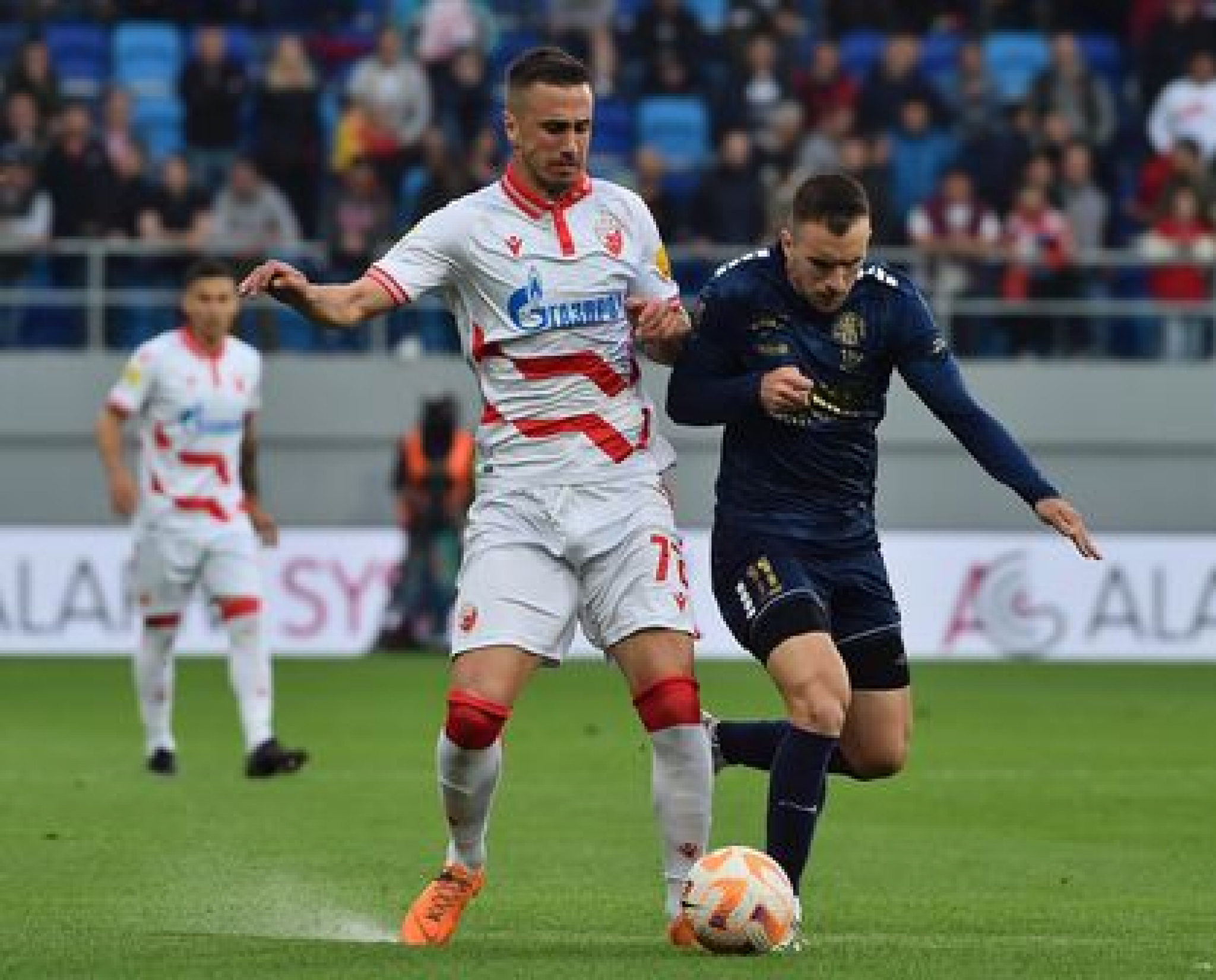 CRVENO-BELI IDU PO TREĆU DUPLU KRUNU U NIZU Zvezda protutnjala kroz Bačku Topolu, promašen penal došao glave TSC-u (VIDEO)