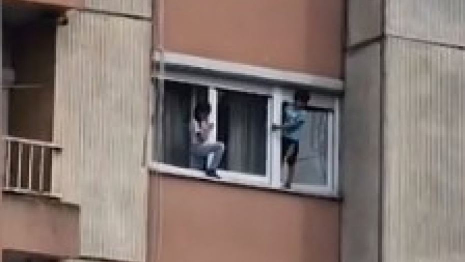STRAVIČAN PRIZOR U ČAČKU Deca vise sa 6. sprata zgrade, izašla kroz prozor i hodaju po simsu