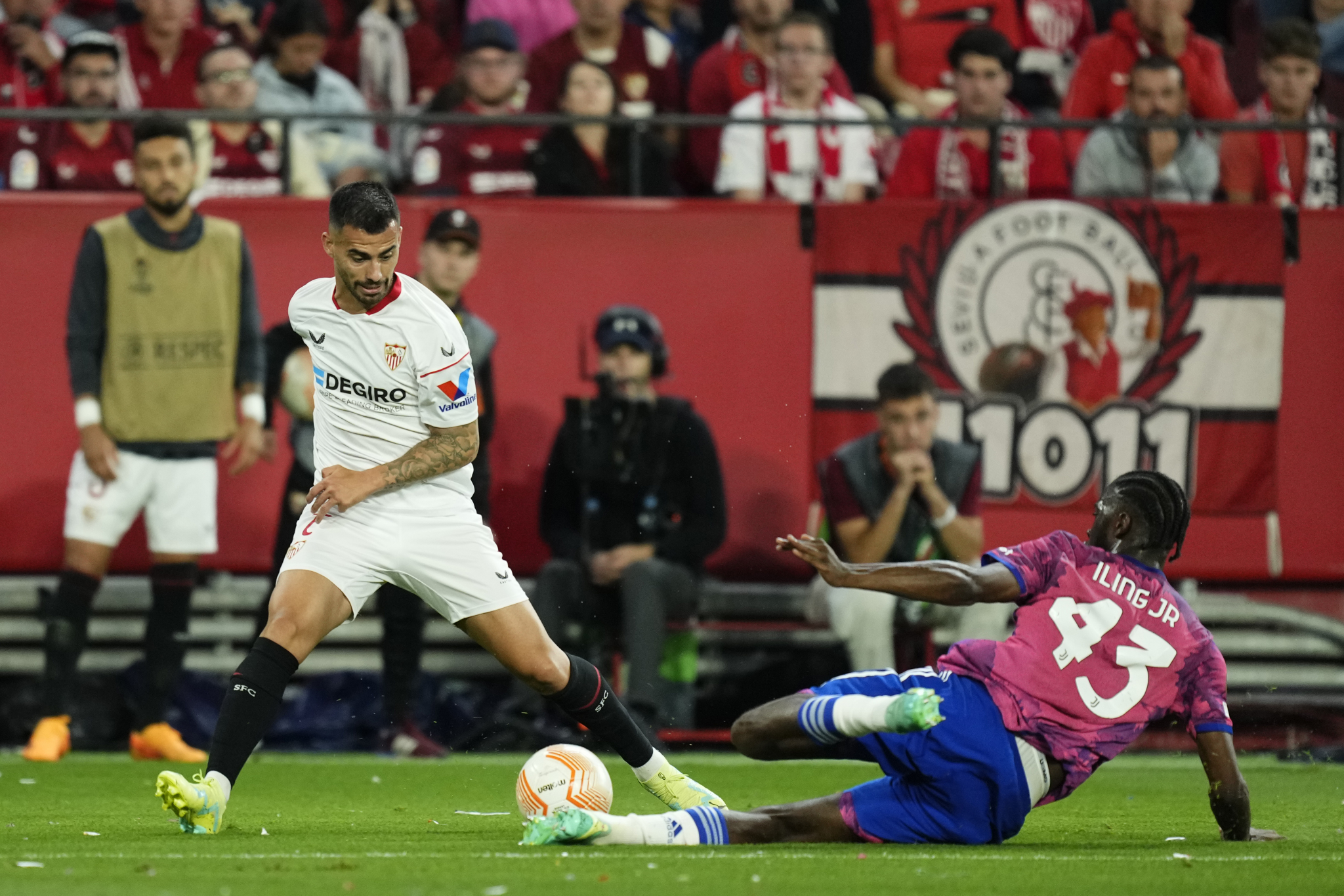 SRBI OSTALI KRATKIH RUKAVA, MURINJO IDE PO NOVI TROFEJ Uzalud Vlahovićev gol, Sevilja je apsolutni vladar Lige Evrope