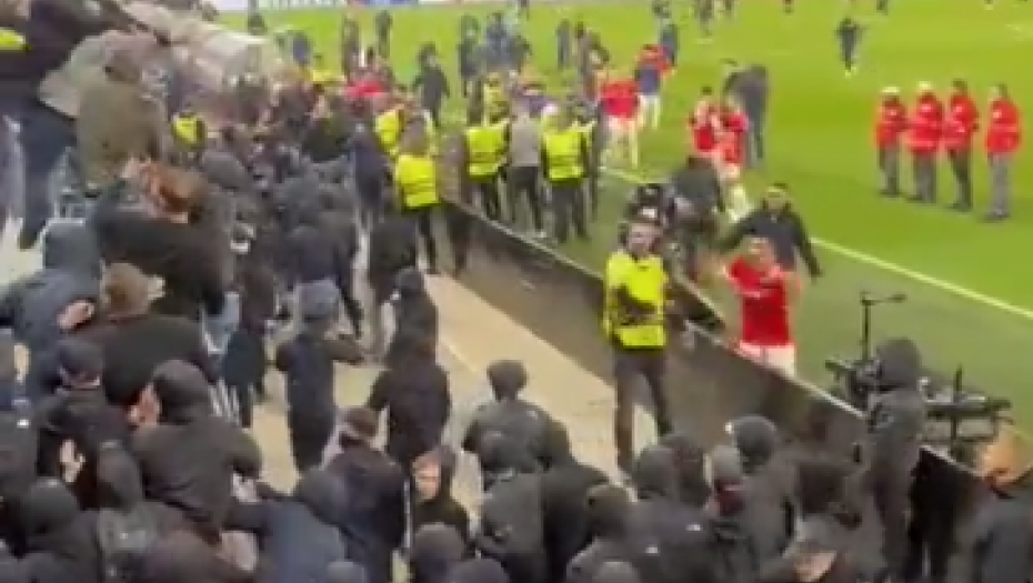 SCENA KOJA JE OBIŠLA FUDBALSKU PLANETU Navijač potpuno sam štitio porodice igrača od napada huligana, niko mu ništa nije mogao (VIDEO)