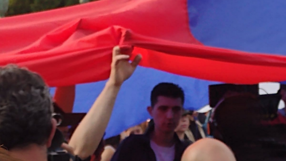 ZABRANJEN ZBOG NASILJA, NA PROTESTU "PROTIV NASILJA" Mladen Obradović sa hejterima iz opozicije