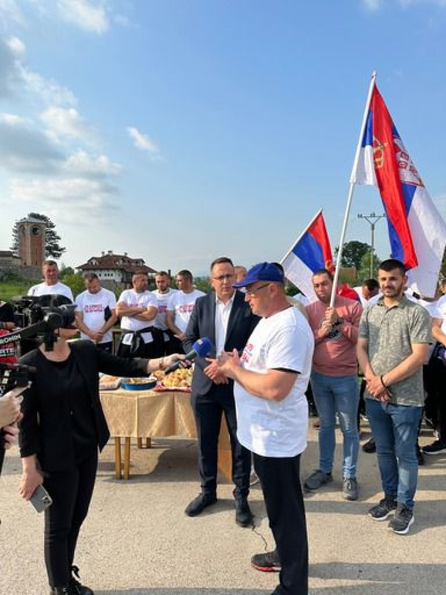 SRBIJA NE SME DA STANE Stotine meštana i aktivista SNS dočekali heroje sa KiM u Žiči