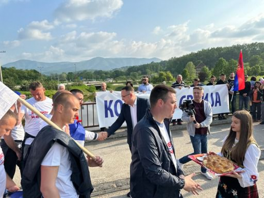 SRBIJA NE SME DA STANE Stotine meštana i aktivista SNS dočekali heroje sa KiM u Žiči