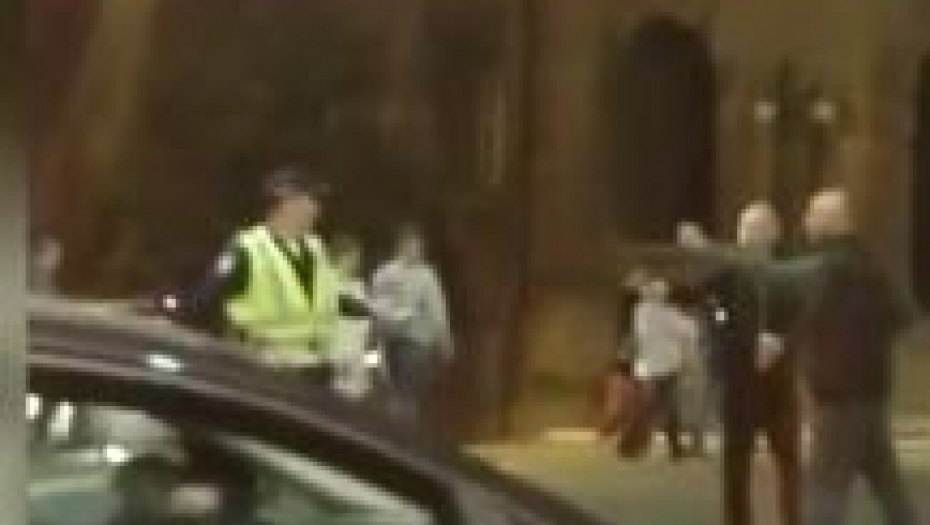 PRIVEDEN BRAT NESTALOG ZEMUNCA Bio u kafani pa  je pijan vređao je i napao policajce