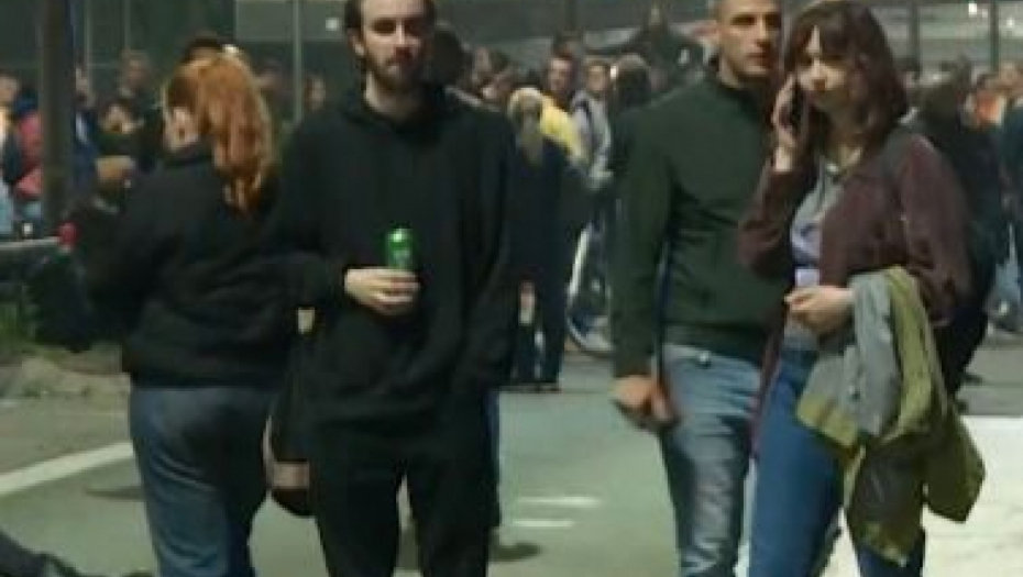 UDRI PIVO NA VESELJE! Blokirali, pa se dohvatili flaša! (FOTO)