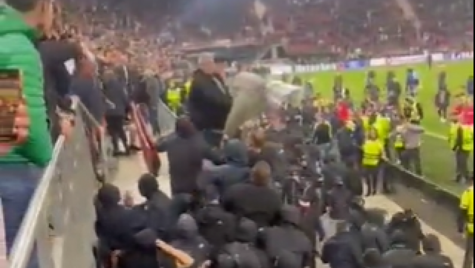 CEO SVET PRIČA O NJEMU Nokautirao je gomilu huligana braneći porodice igrača, postao heroj čitave Engleske, evo ko je popularni Knolsi (VIDEO)