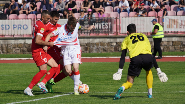 CRVENO-BELI ZAKAZALI U KRAGUJEVCU "Lepotica" Ivanića nedovoljna za slavlje, Radnički remizirao sa šampionom (VIDEO)