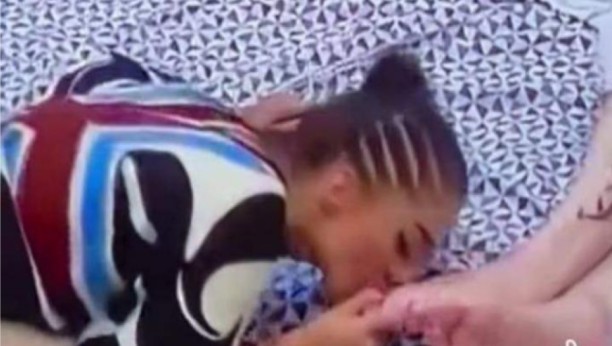 "UVEK ĆU MU LJUBITI STOPALA!" Anđela ne prestaje  da zgražava javnost svojim morbidnim priznanjima i fetišima, a sada prešla sve mere i zgadila sve