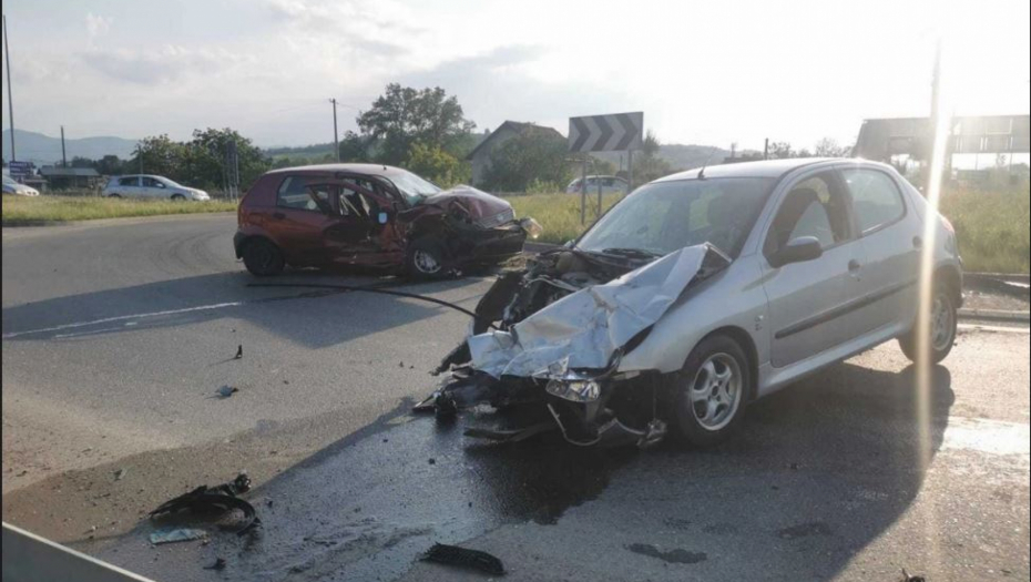 LUDILO MOZGA U KONTRA SMERU UŠAO U KRUŽNI TOK Dvojica muškaraca povređena u saobraćajnoj nesreći u Čačku