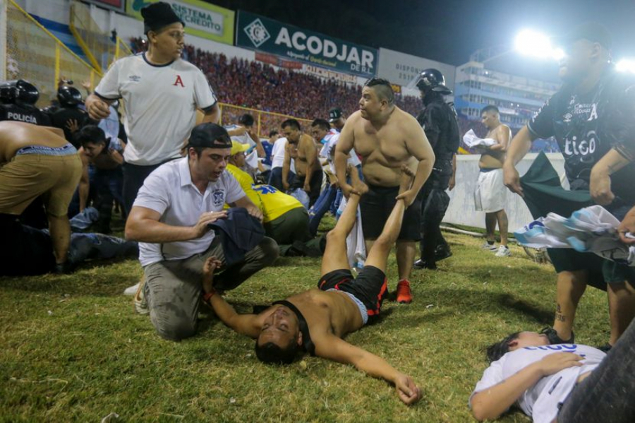 (UZNEMIRUJUĆE FOTO) HOROR SCENE NA STADIONU Nekoliko mrtvih u stravičnom stampedu u El Salvadoru, na desetine povređenih