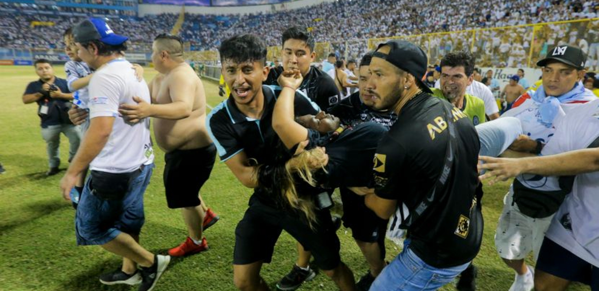 (UZNEMIRUJUĆE FOTO) HOROR SCENE NA STADIONU Nekoliko mrtvih u stravičnom stampedu u El Salvadoru, na desetine povređenih