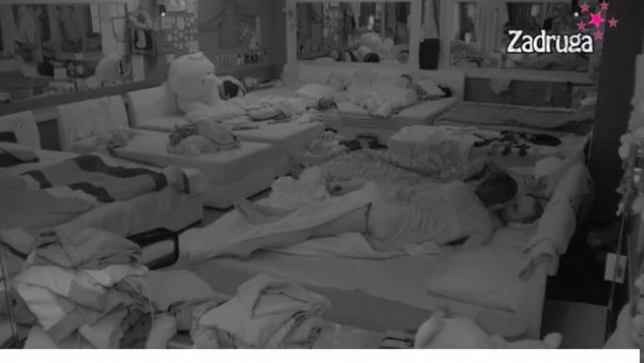 VRATILI SE U SPAVAĆU SOBU Anđela i Zvezdan se uselili među zadrugare, pa se odmah prepustili strastima (FOTO)