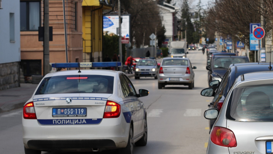 AUTOMOBILOM SE ZALETELI U POLICAJCE Prilikom legitimisanja napali inspektore