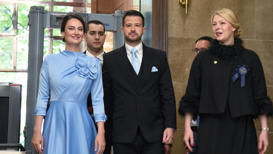 MILENA POKAZALA DA SE MOŽE BEZ DIORA I VALENTINA Elegantna, za inauguraciju odabrala haljinu u plavoj boji