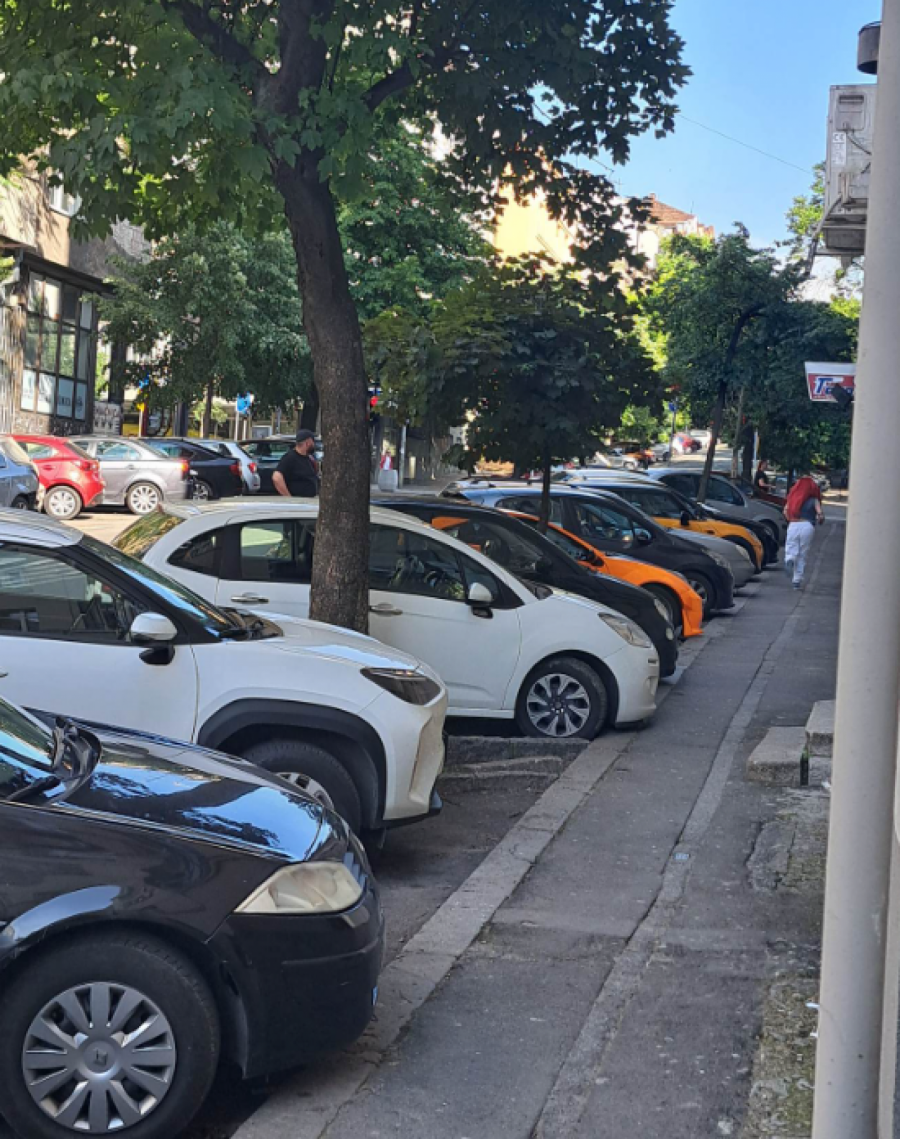 ŠOK ALO! PAPARACO! BRESKVICA UHVAĆENA SA DVA FRAJERA Kad je uočila da je snimamo, pogubila se i unezvereno krenula da juri ulicama i beži! (FOTO)