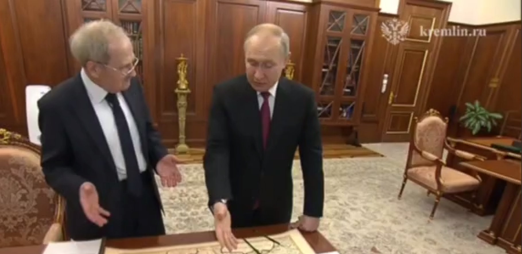 PUTIN POKAZAO NA MAPU, PA JASNO REKAO "Vidite, nema Ukrajine!" (VIDEO)