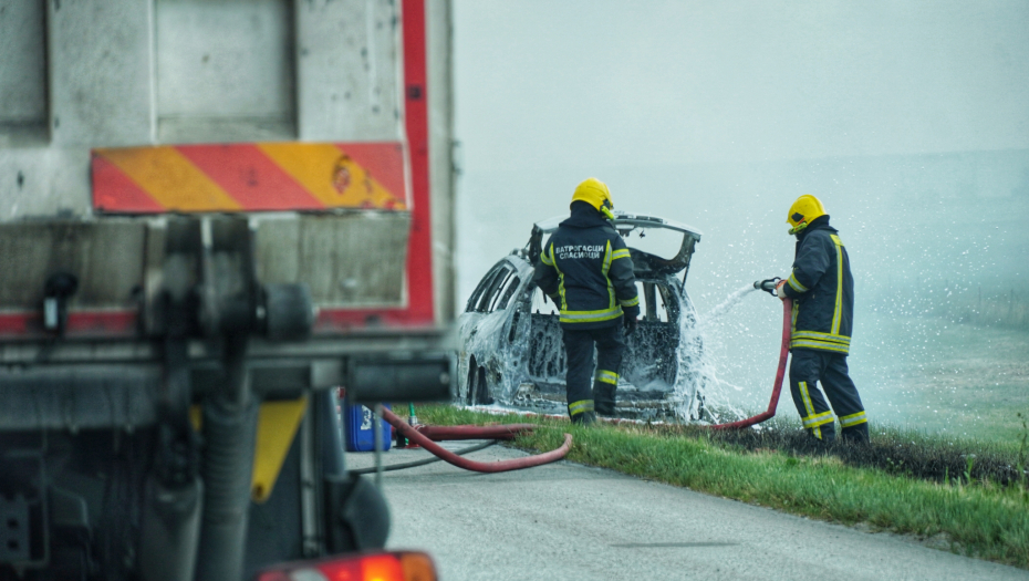ZAPALIO SE AUTOMOBIL KOD NOVIH BANOVACA Vatra i dim kuljali na vozilu (FOTO)