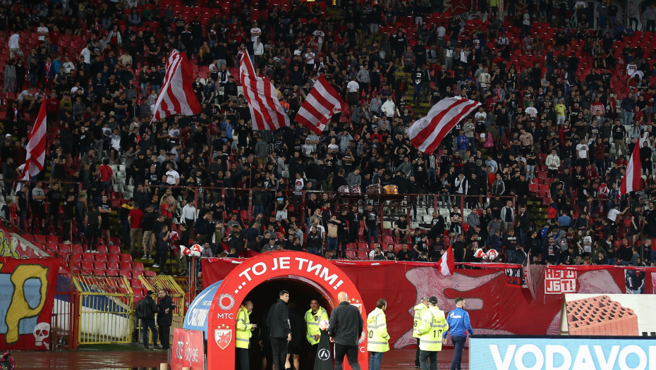 "DELIJE" DAJU IGRAČIMA VETAR U LEĐA Sve jača podrška navijača Zvezde, uprkos primljenom golu (VIDEO)