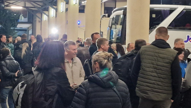 SRPSKI NAROD SA KOSMETA STIŽE U BEOGRAD Više od 60 autobusa i preko 100 automobila kreće iz Kosovskog Pomoravlja (FOTO/VIDEO)