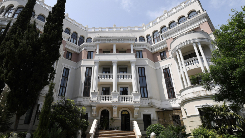 OVAJ MUZIČAR IMA PREKO 30 NEKRETNINA U VREDNOSTI OD 35 MILIONA EVRA Samo jednu od njih iznajmljuje za 2000 evra po danu!