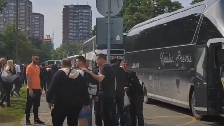 Srbi sa KiM koji su krenuli na miting "Srbija nade" počeli da pristižu u Beograd (VIDEO)