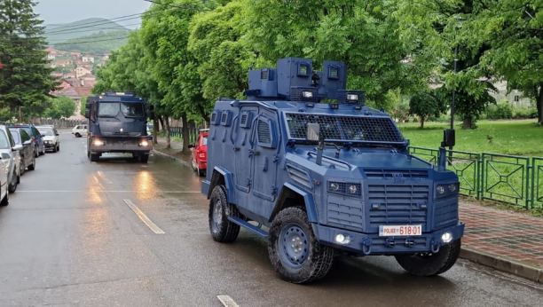 NAJNOVIJI SNIMCI SA KiM Oklopna vozila patroliraju ulicama, čuju se eksplozije