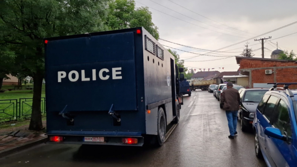 SIRENE I U LEPOSAVIĆU Građani postavili barikadu ispred opštine (VIDEO)