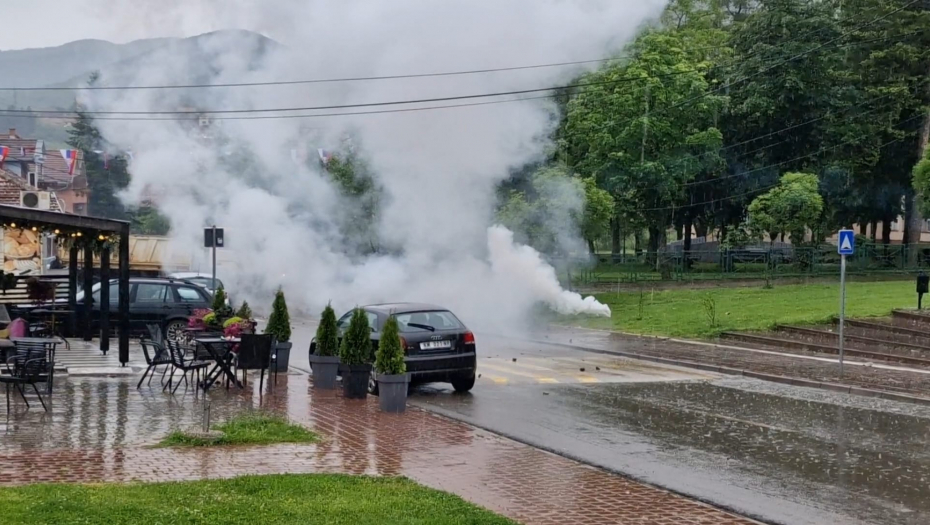 TERORISTI ZAUZELI OPŠTINU Šok bombe i suzavci u Leposaviću (FOTO/VIDEO)