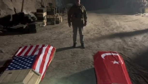 UZNEMIRUJUĆI SNIMAK Vođa "Vagner" jedinica šalje telo vojnika porodici, sanduk prekriven američkom zastavom