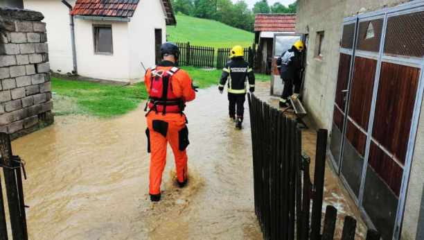POLICIJA EVAKUISALA SEDAM OSOBA, MEĐU NJIMA IMA I DECE! Zbog padavina u delovima Srbije vanredno stanje (FOTO)