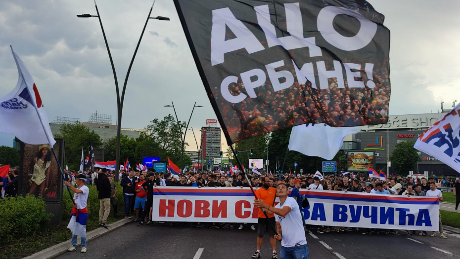 HIT BARJAK Ogromna kolona Novosađana stala pred zastavu ACO, SRBINE! (FOTO)
