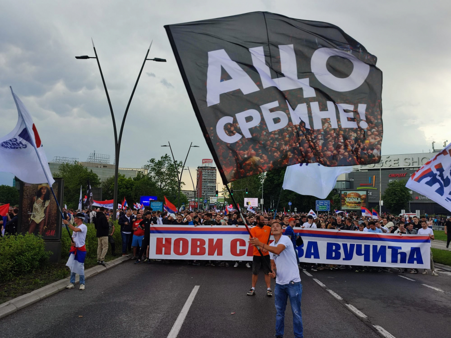 HIT BARJAK Ogromna kolona Novosađana stala pred zastavu ACO, SRBINE! (FOTO)