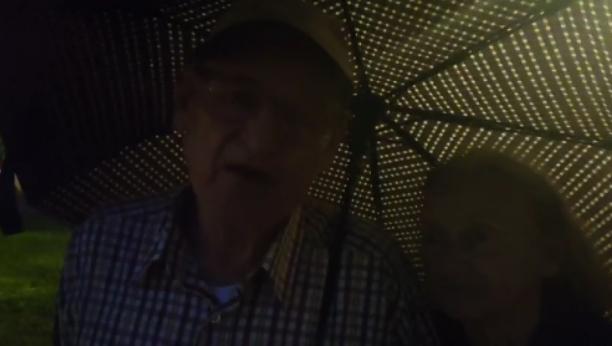 "VEOMA SAM SREĆAN..."  Deka (84) sa suprugom došao da podrži predsednika Vučića (VIDEO)