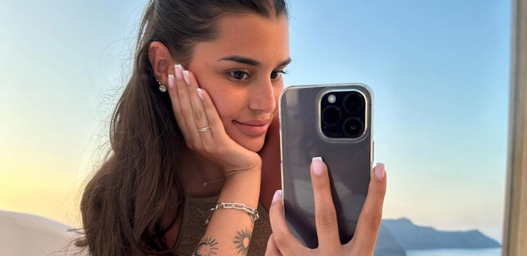 SAMA NA BAZENU Devojka fudbalske zvezde htela da pokaže tetovaže, kad ono... perverzija!