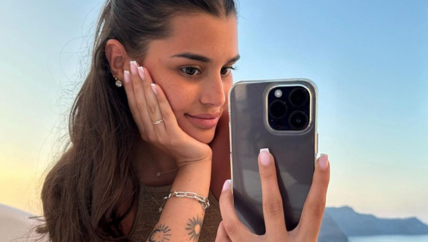 SAMA NA BAZENU Devojka fudbalske zvezde htela da pokaže tetovaže, kad ono... perverzija!