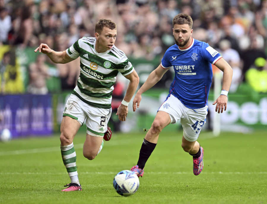 SAMA NA BAZENU Devojka fudbalske zvezde htela da pokaže tetovaže, kad ono... perverzija!