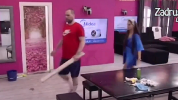 PANIKA U ZADRUZI Zvezdan Slavnić unezvereno divljao po Beloj kući, vitlao palicom, pa ušao u spavaću sobu i uradio ovo!