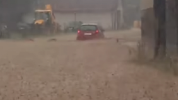 POTOP U NOVOM SADU Cela ulica pod vodom, bujica nosi automobile (VIDEO)