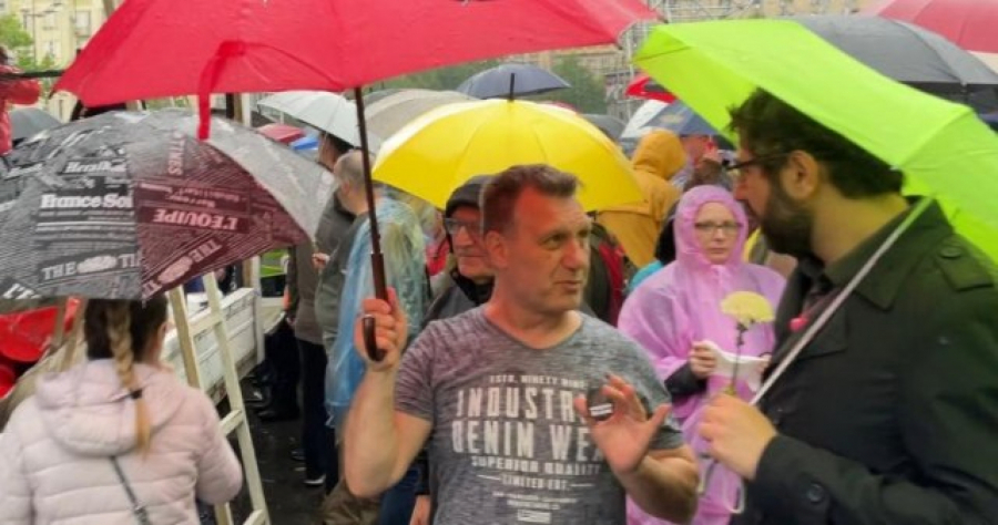 POLITIČKI, A NE GRAĐANSKI PROTEST! Na skup pristižu političari, kao što se i očekivalo (FOTO)