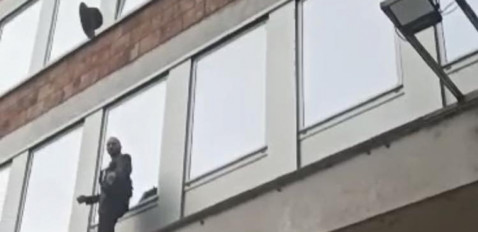 DA LI JE SVESTAN ŠTA RADI? OPASNI "PERFORMANS" ISPRED RTS Aktivista iz pokreta "Zajedno" se popeo na nadstrešnicu (VIDEO)