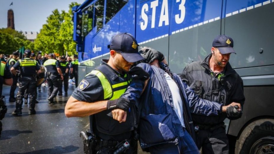 HAOS U HAGU Zbog blokade autoputa policija upotrebila vodene topove, priedeno više od 1500 ljudi