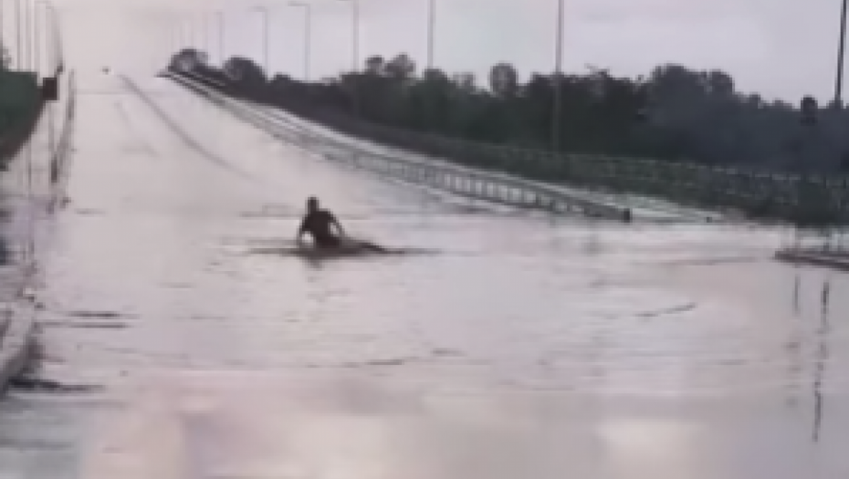 MLADIĆ SE KUPA U BARI NA PUPINOVOM MOSTU! Uživa kao na moru (VIDEO)