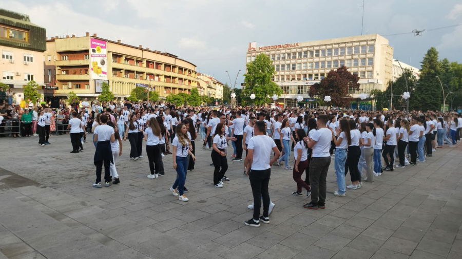 KORAK U NEKI NOVI SVET Više od 500 maturanata poslalo veličanstvenu sliku iz Čačka