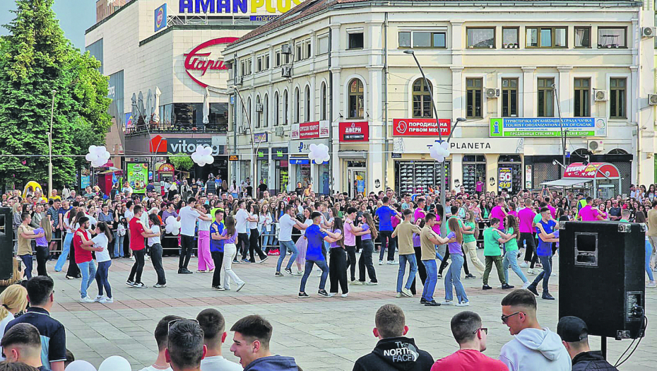 KORAK U NEKI NOVI SVET Više od 500 maturanata poslalo veličanstvenu sliku iz Čačka