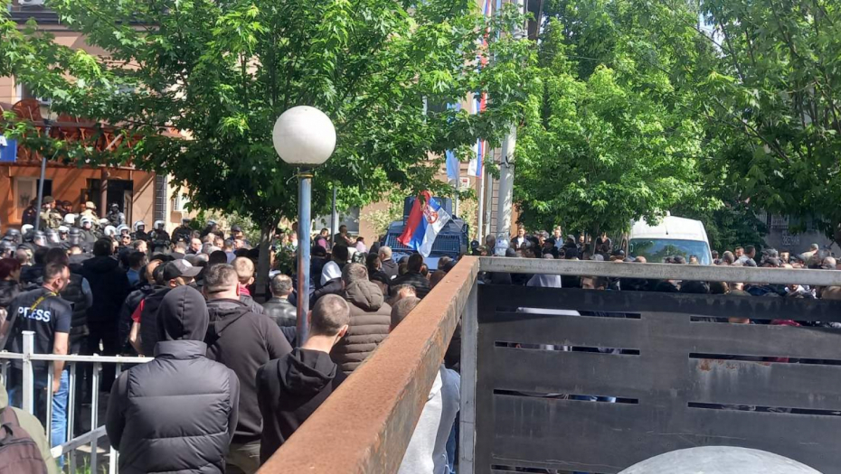 ŠTA SE DEŠAVA U ZVEČANU? Novinari se povlače, specijaci su sa gas maskama